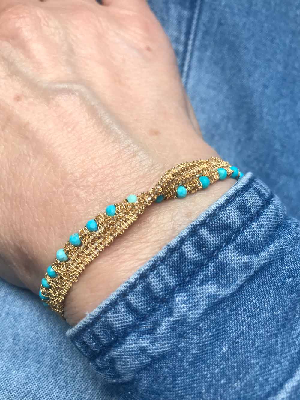 Bracciale catene e turchese creato da Lucillazadra, indossato