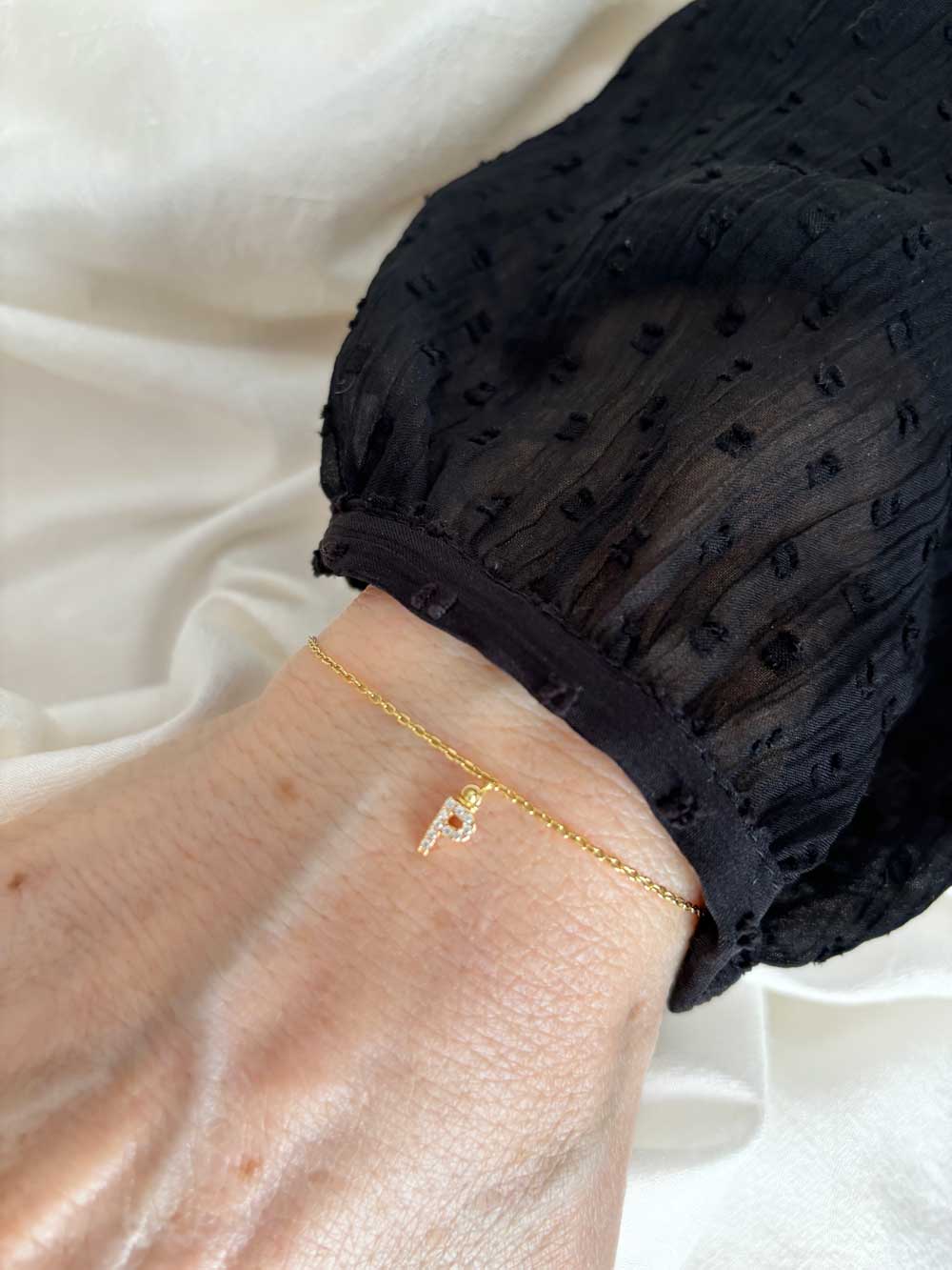 Bracciale letterina creato da Lucillazadra, indossato