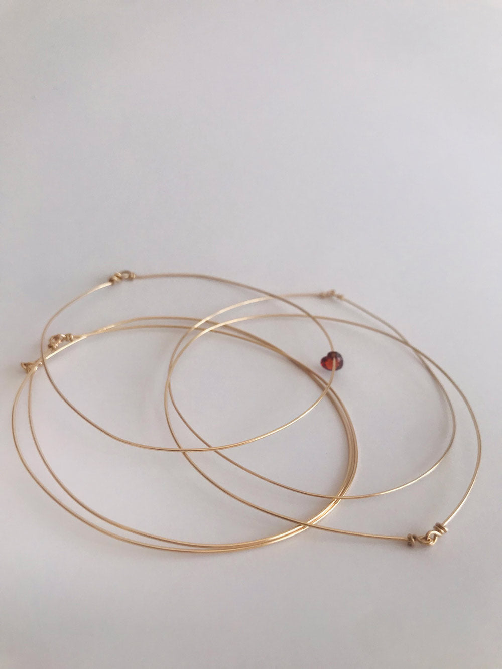 Bracciali 5 sensi con cuoricino di zircone rosso creati da Lucillazadra, dettaglio