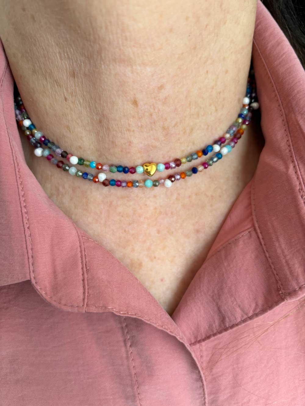 Collana arcobaleno creata da Lucillazadra, indossata