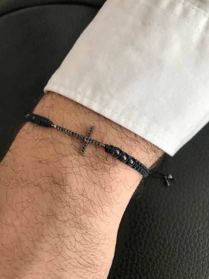 Bracciale croce creato da Lucillazadra, indossato