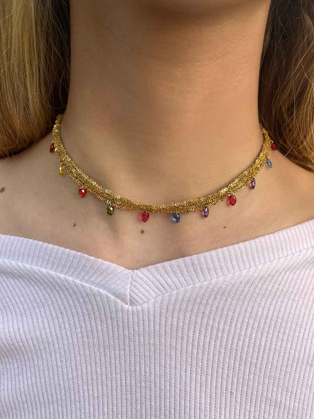 Collana choker con goccine creata da Lucillazadra, indossata