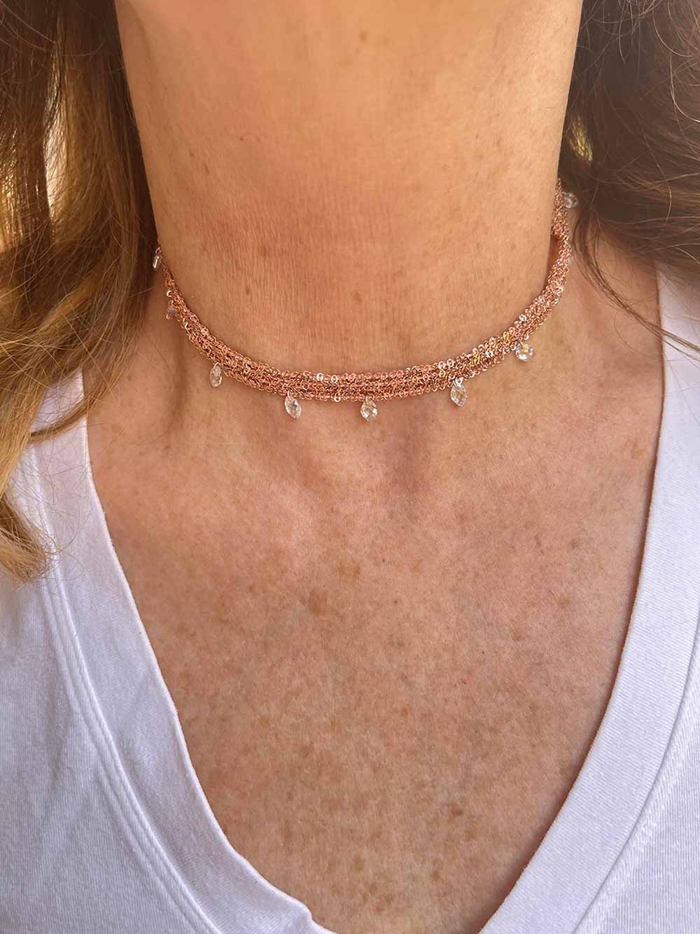 Collana choker con goccine trasparenti creata da Lucillazadra, indossata